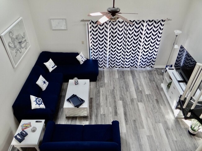 Building Photo - Beautifully Remodeled and Furnished Rental...