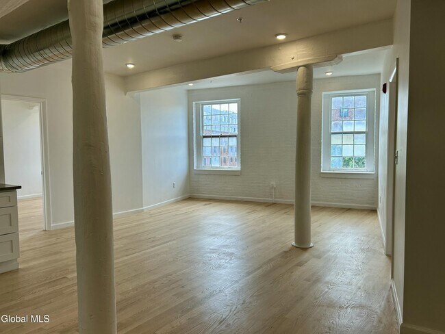 Building Photo - 155 River St