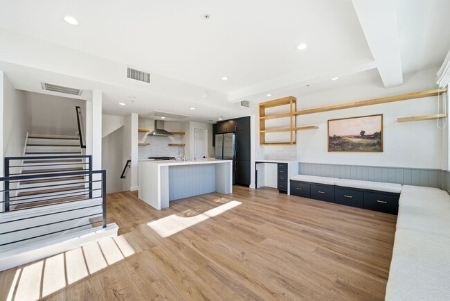 Building Photo - Designer-Upgraded Condo with Loft in Prime Location!