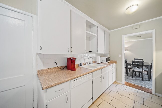 Building Photo - 1206 Oakwood Dr