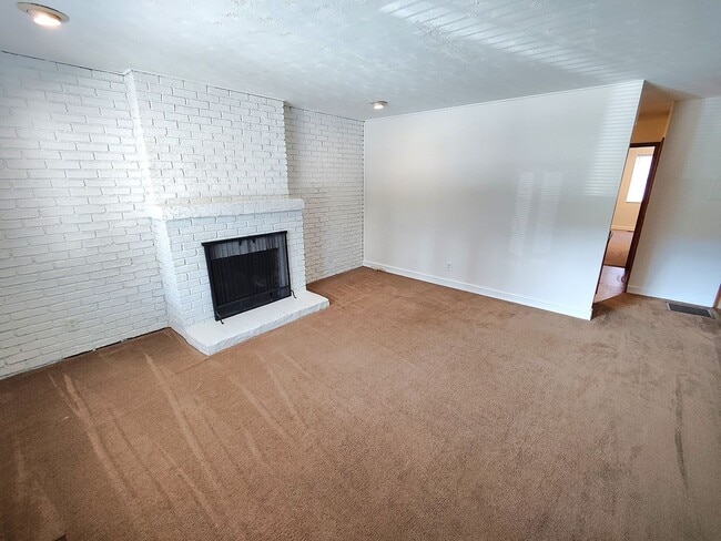 Building Photo - *Clean & Spacious 1BR/1BA Apartment Available in Mt. Washington*