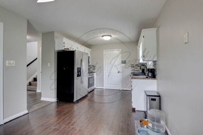 Building Photo - Three Bedroom On One Acre Lot in Clarksvil...