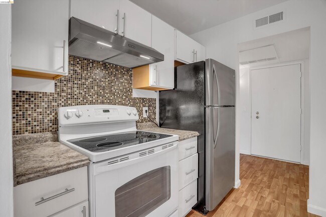 Building Photo - 490 N Civic Dr