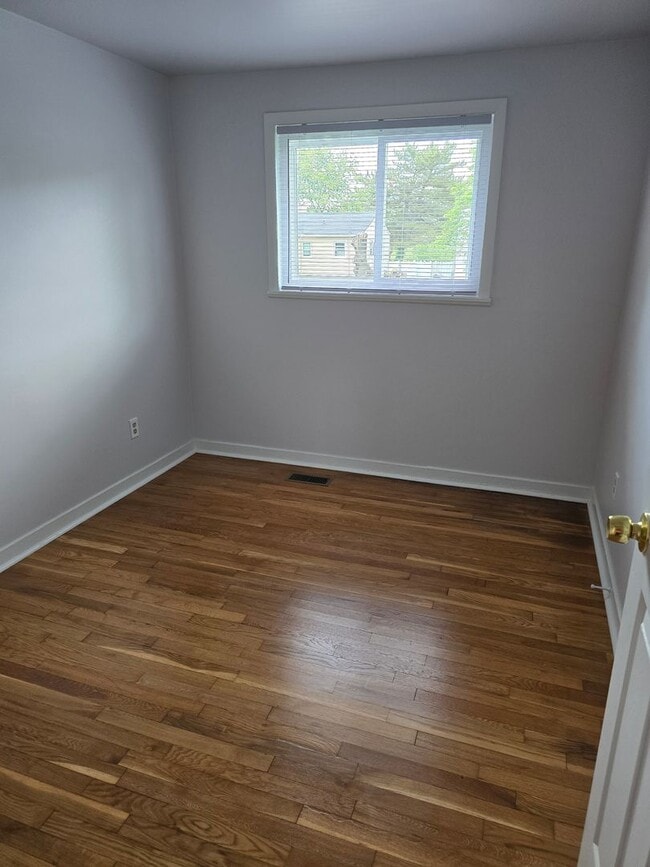 Building Photo - Three bedroom one bath in New Castle
