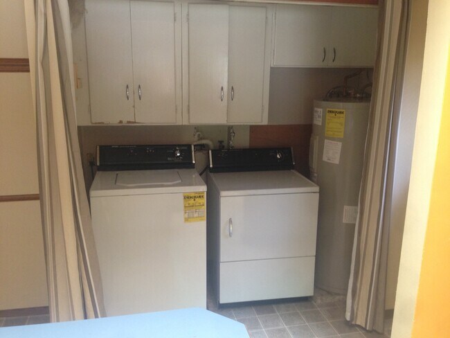 Building Photo - Charming 3 Bedroom/1 bath house in Wedgwoo...