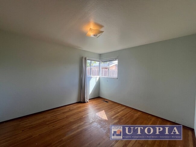 Building Photo - 2 Bed 1 Bath Single Family Home Right Next...