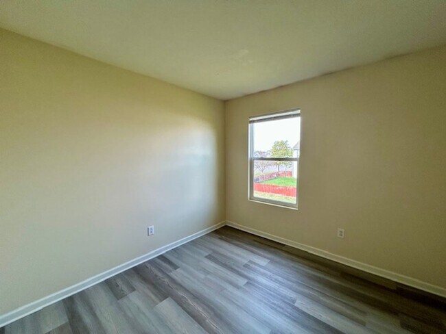 Building Photo - Beautiful 4 bedroom 2.5 bath 2 story home ...