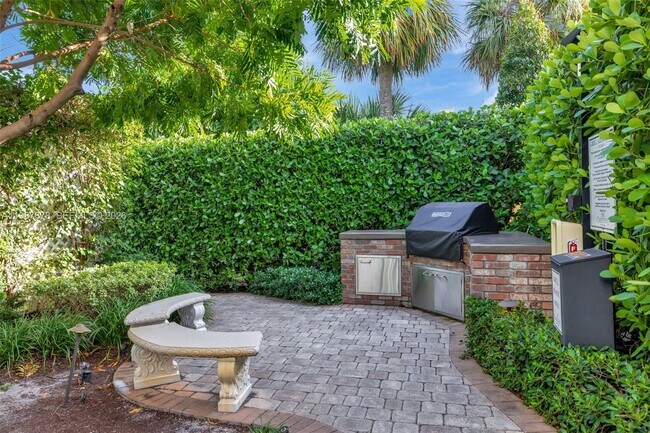 Building Photo - 2190 NE 51st Ct