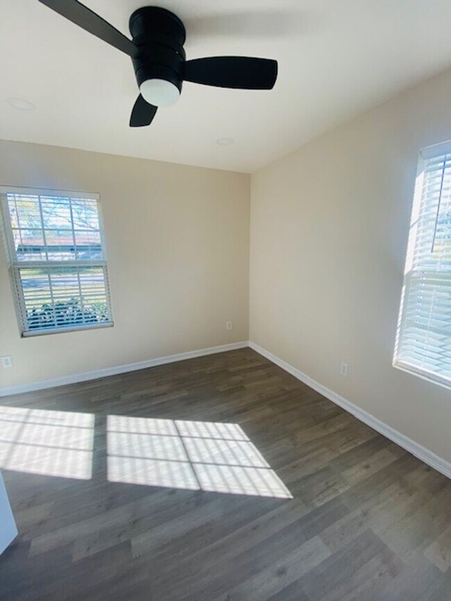 Building Photo - 521 Vine Ave