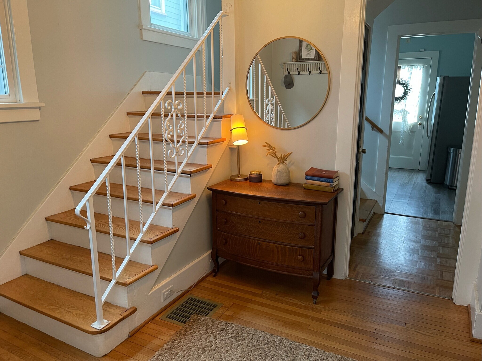 Large entry-way - 252 Brunswick St