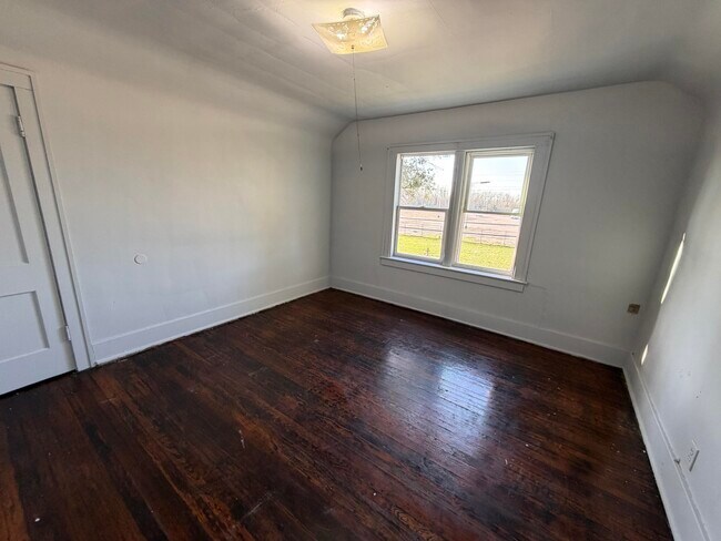 Building Photo - 1519 Fairchild-E