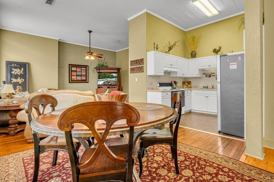 Building Photo - 515 College St