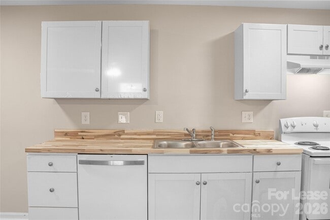 Building Photo - 300 E Gold St