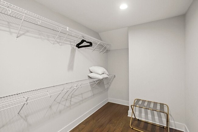 Building Photo - 4 BEDROOM, 5 BATH, 2-CAR GARAGE-