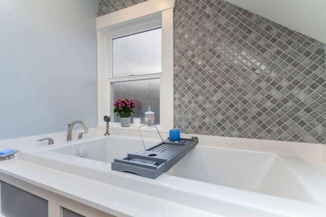 Building Photo - 4bd/3ba Seattle Home