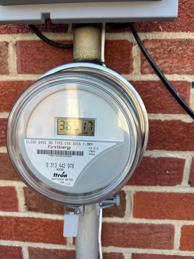 Building Photo - Multi Family Home 3 Bedroom and 2 Bath