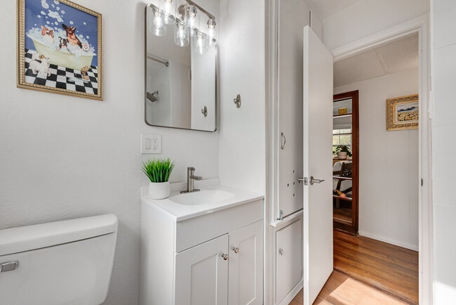 Building Photo - 202 Pine St