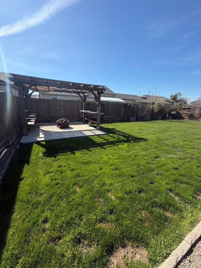 Building Photo - Adorable 3 Bedroom, 2 Bathroom Home in a Quiet North Hanford Neighborhood