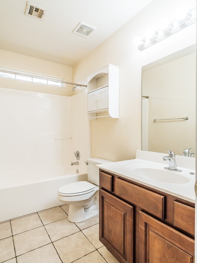 Building Photo - 2402 SW 19th St