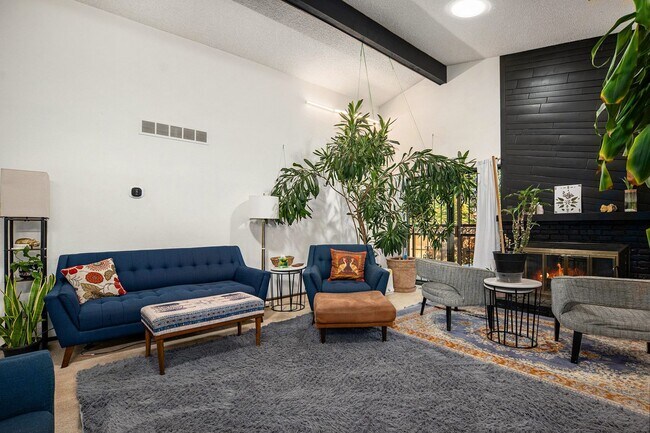Building Photo - 4 bed/3 bath very spacious, fully furnishe...