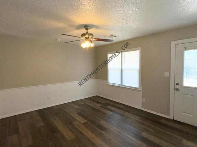 Building Photo - 3041 SW 40th Pl