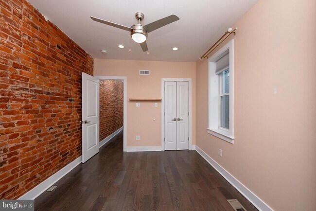 Building Photo - 1443 N Hollywood St