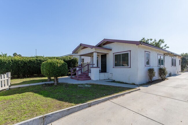 Building Photo - Freshly Remodeled 3 Bed / 2 Bath Home with Large Private Yard