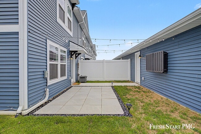 Building Photo - 3-Bed with 2.5 Baths in Rockford's Serene Setting with Fenced in Yard
