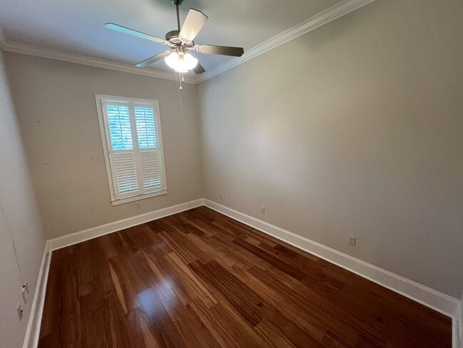 Building Photo - Trendy, 2 bedroom, 2 bathroom townhouse lo...