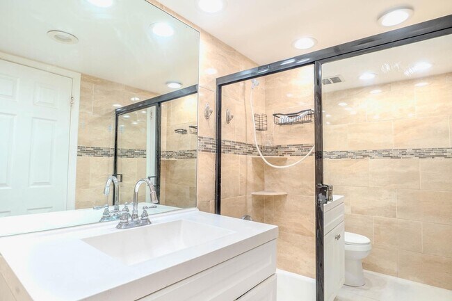 Building Photo - 3760 Inverrary Dr