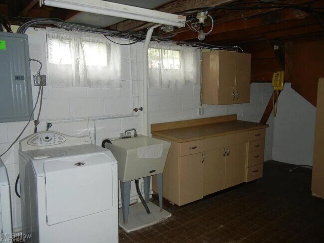 Building Photo - 6228 Archwood Rd