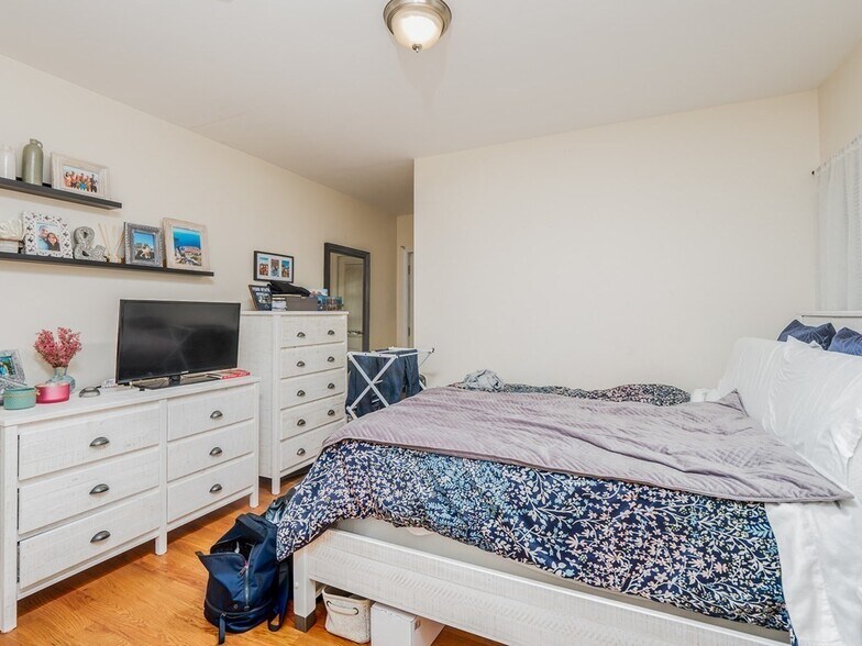 Building Photo - 546 E 8th St