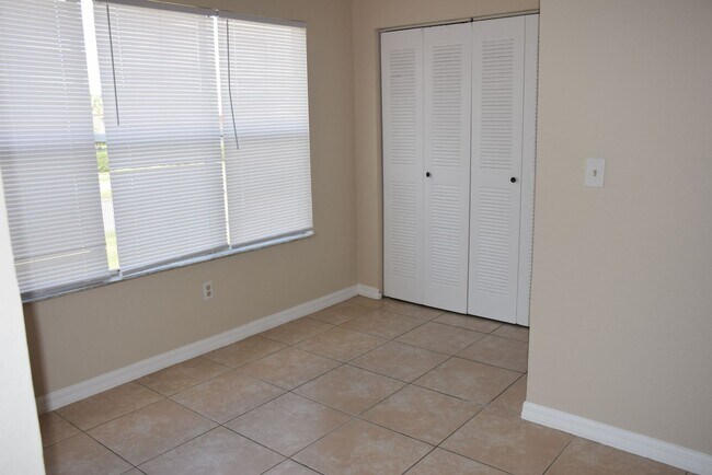 Building Photo - Prime Location in Orlando! Gated Community...