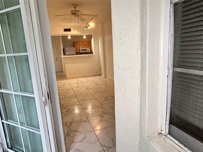 Building Photo - 533 NE 3rd Ave