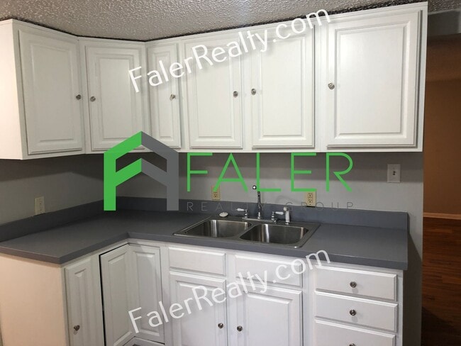 Building Photo - Huge Yard and Charming Home!