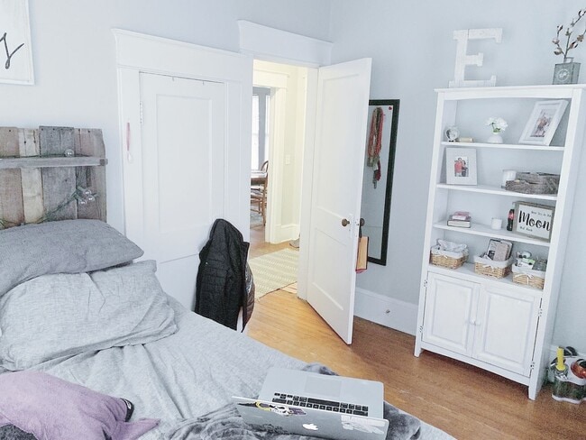 Building Photo - Beautiful 2 Bedroom home one block from ECU!