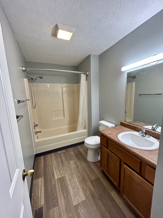 Building Photo - Beautiful 3 level home on a quiet cul-de-sac in Greenbrier Knolls--AVAILABLE NOW!!!!