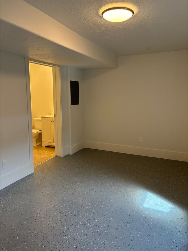 Building Photo - 2 bedroom 2.5 bath townhome