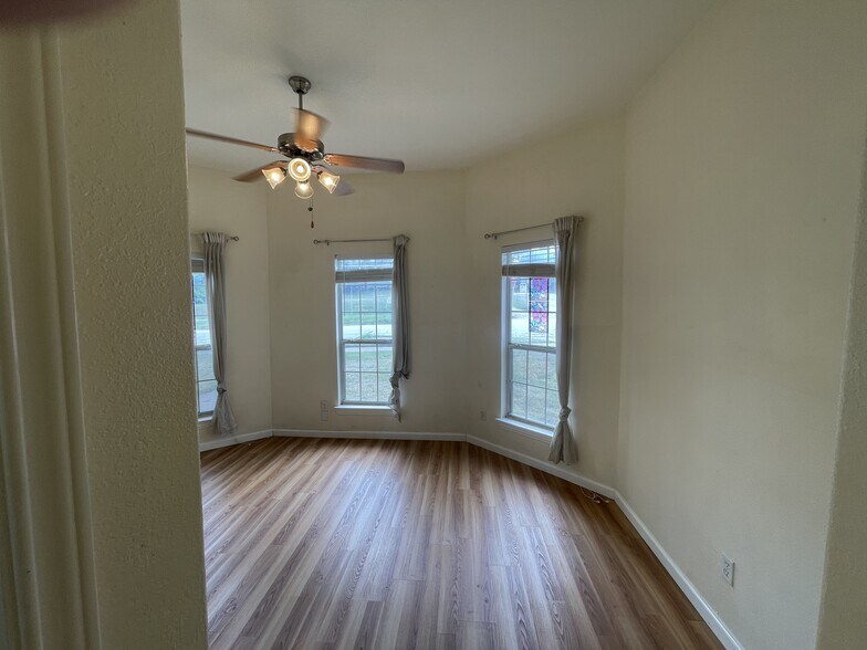 Building Photo - 424 Fry St