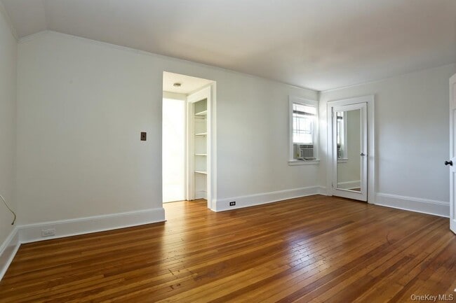 Building Photo - 215 Maple Ave