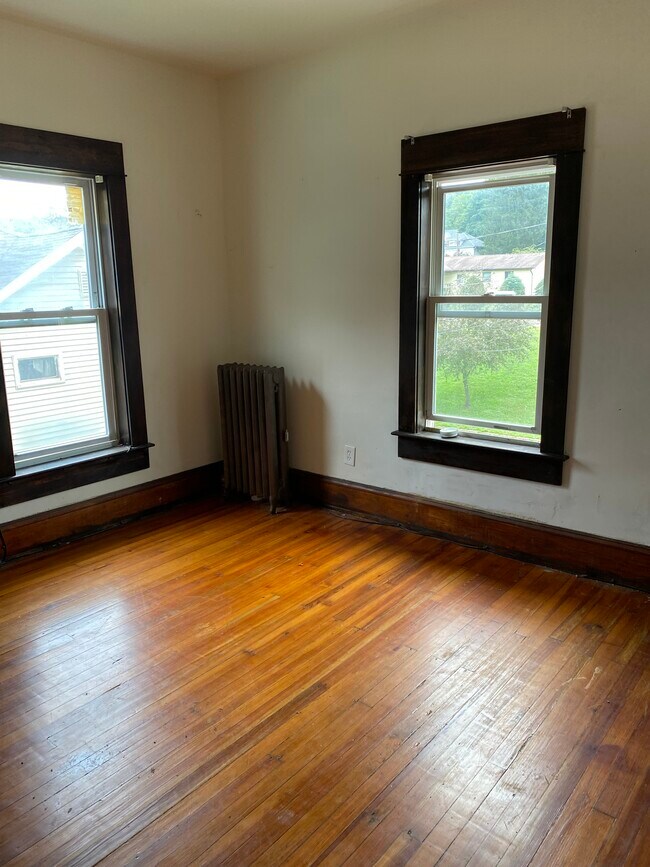 Building Photo - 132 Cherry St