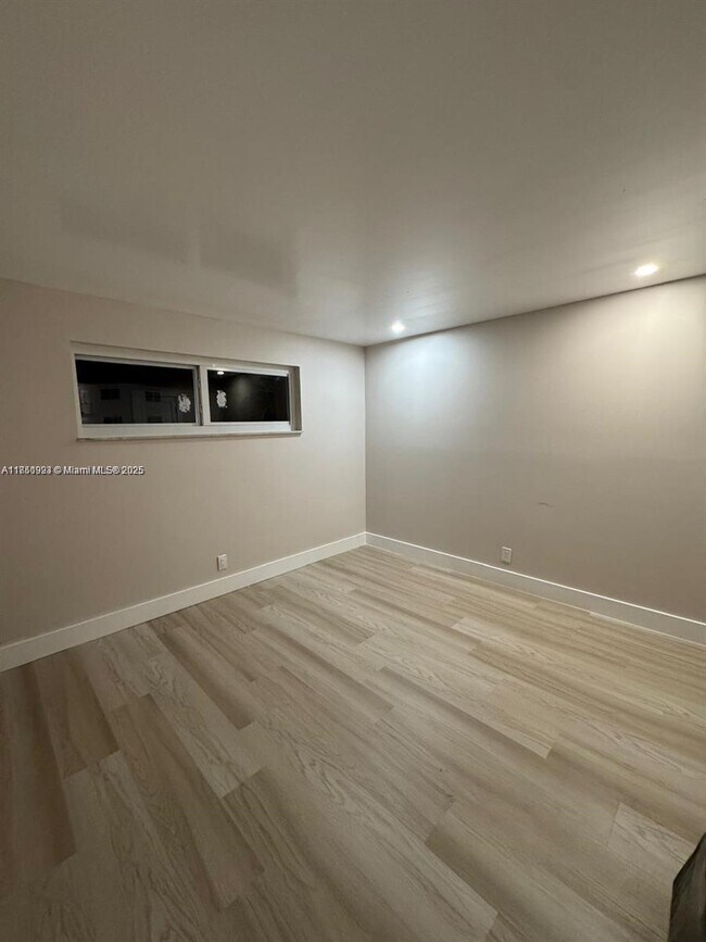 Building Photo - 9200 N Hollybrook Lake Dr