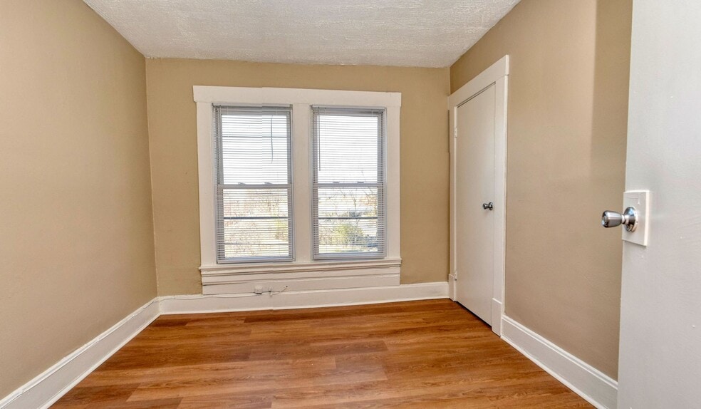 Building Photo - Newly Remodeled 3BR/1.5BA Townhome - Bates Hendricks