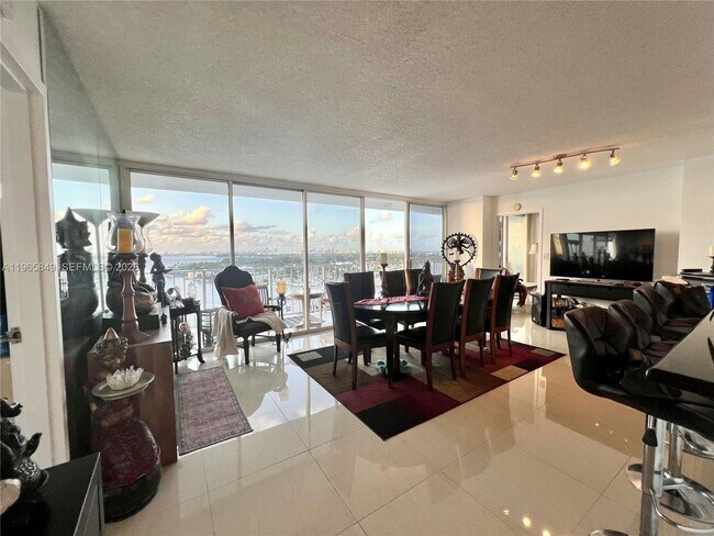 Building Photo - 7601 E Treasure Dr