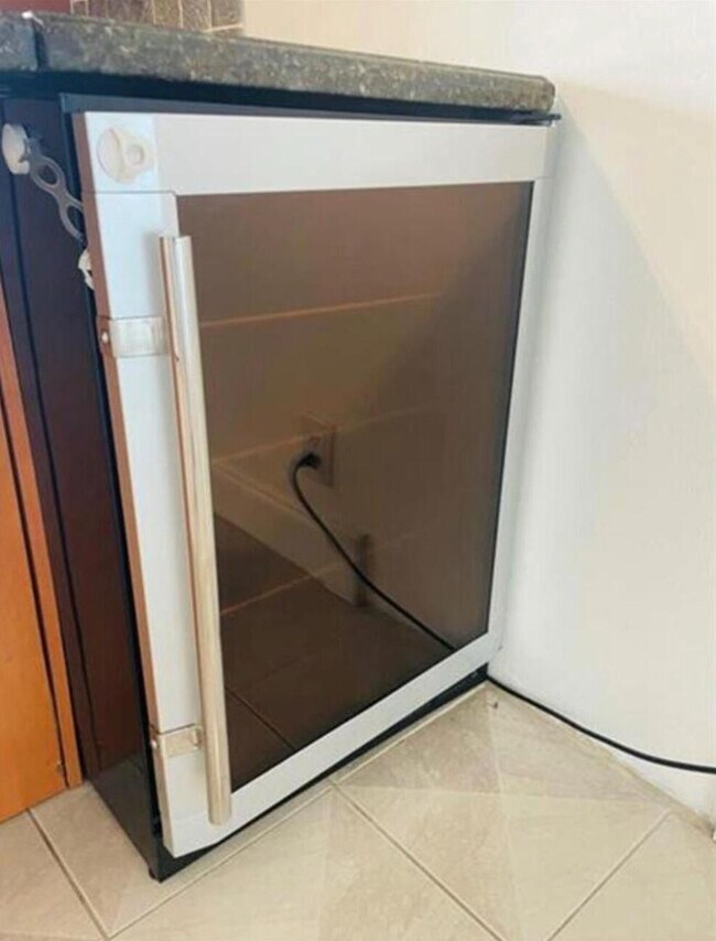 Building Photo - 1975 SE 3rd St