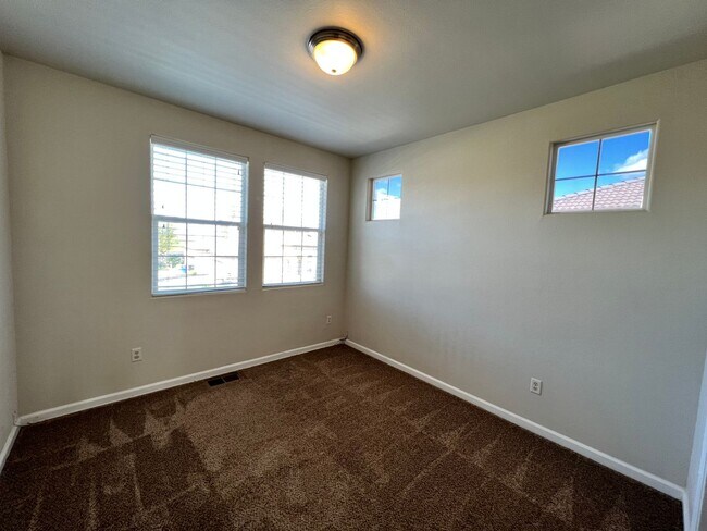 Building Photo - Beautiful 4 Bedroom Home in the Villas Gat...