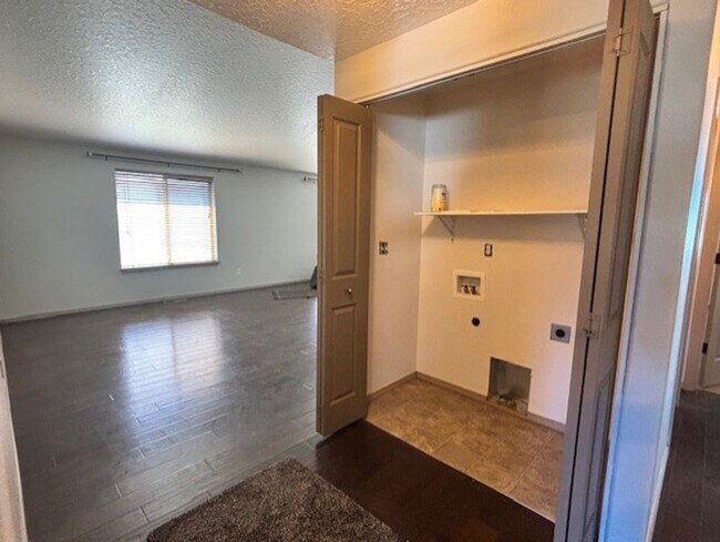 Building Photo - Mountain Views- La Pine