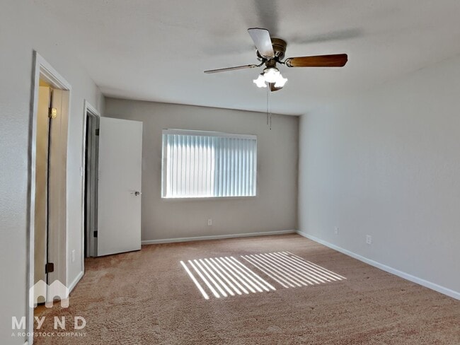 Building Photo - 725 W Utopia Rd