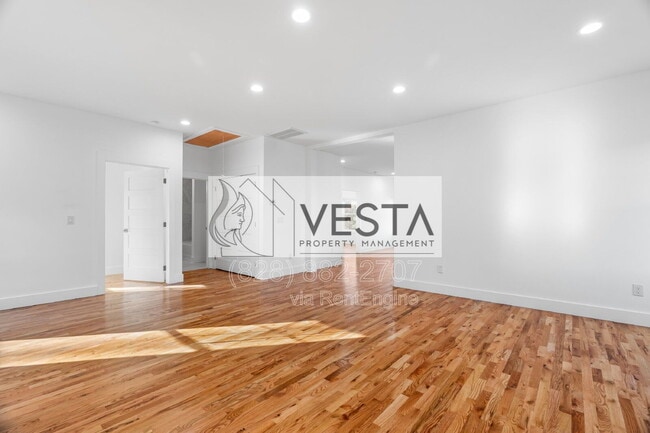 Building Photo - 510 Deaverview Rd