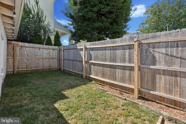 Building Photo - 322 Woodbine Ave